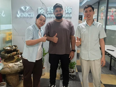 Omaani klient külastab meie Guangzhou tehast kivist ja pärlitest ehete ostmiseks