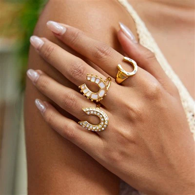 Roostevabast terasest hobuseraua rõngas